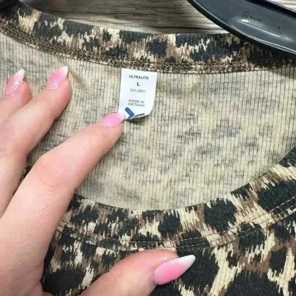 Old Navy Brown and Black Animal Print Short Sleeve Crop Tee - Picture 3 of 3